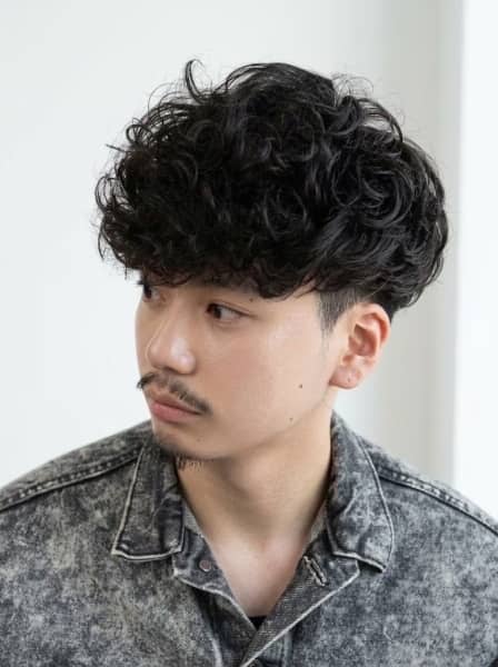 無造作パーマで魅せる大人のラフショート