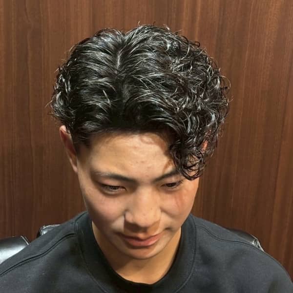 ラフな動きで魅せる！波打ちセンターパートパーマ◎