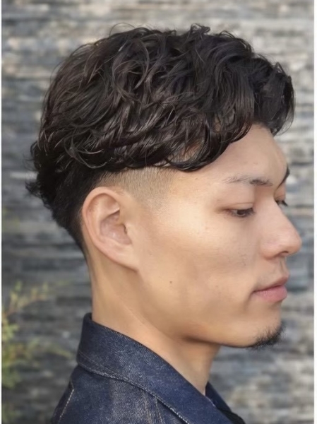 清潔感と男らしさを両立する、大人のカーリーツーブロック