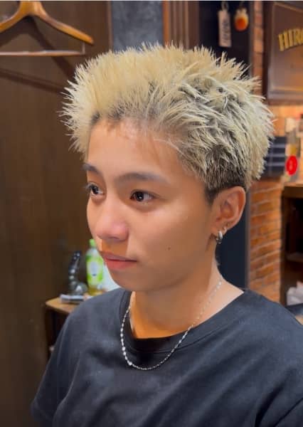 爽やかさと男らしさ満点スパイキーショート