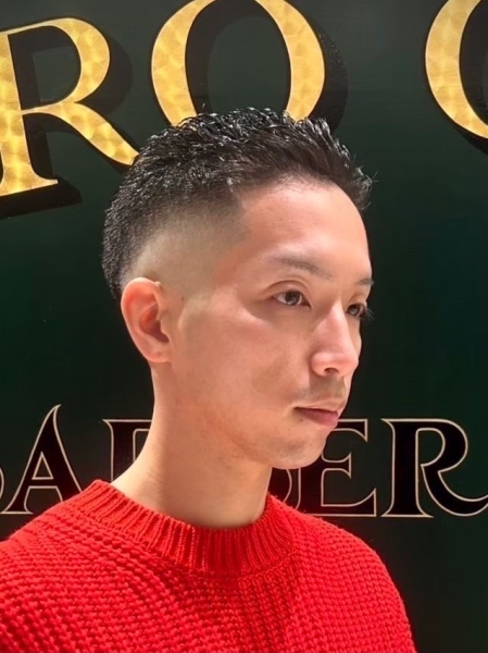 通勤だけで髪型が崩れる…汗に負けにくいメンズヘアは？