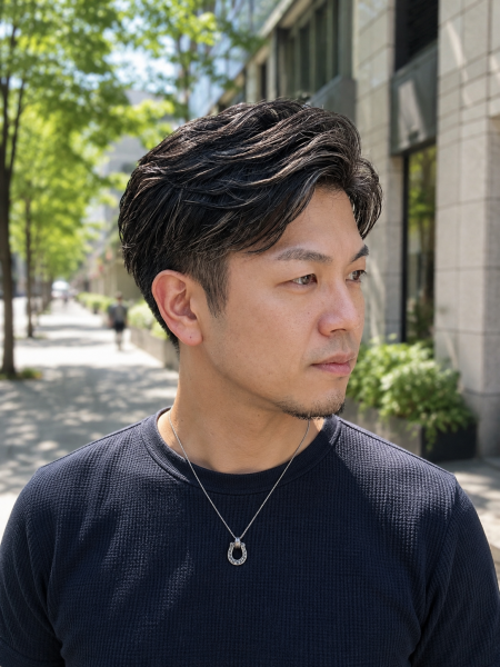 清潔感と色気を両立。大人アップバング×パーマ
