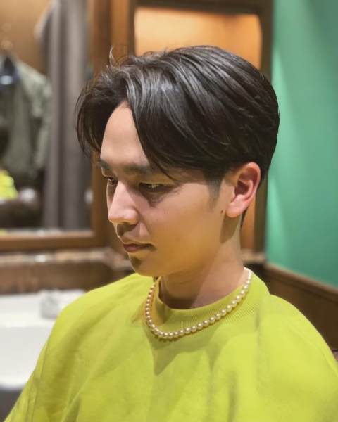 清潔感溢れる大人のセンターパートスタイル