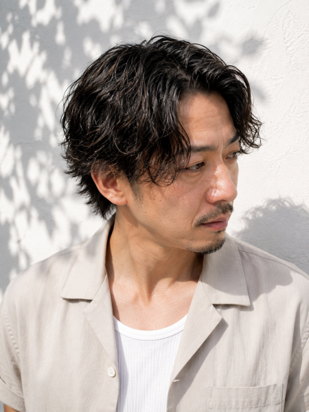 大人の余裕を纏う。ニュアンスパーマスタイル