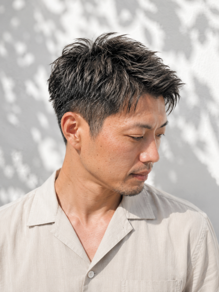 清潔感と男らしさを両立。大人のアップバングショート