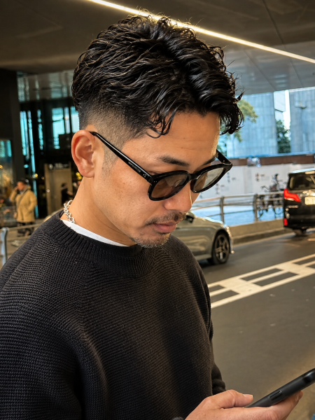 大人を上げる。フェード×強めパーマの洗練スタイル