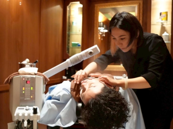 贅沢な個室で嗜む「極上ミストシェービング」