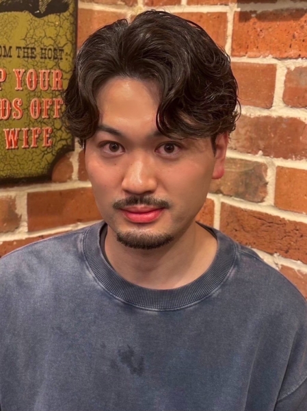 大人の余裕漂うセンターパート