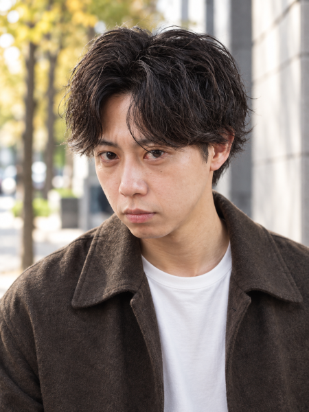 大人の色気を演出する波巻きツーブロックパーマ