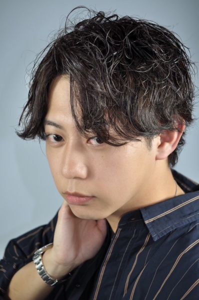 大人の色気を演出。ツヤ感ウェーブパーマ