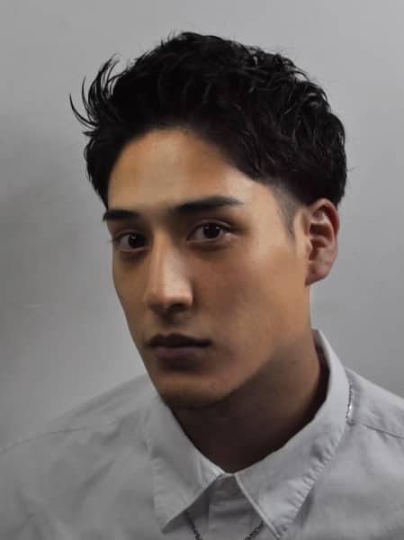 大人の落ち着きを演出！黒髪刈り上げショート