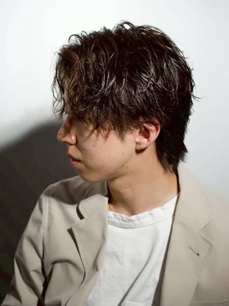 動きで魅せる大人のマッシュウルフ