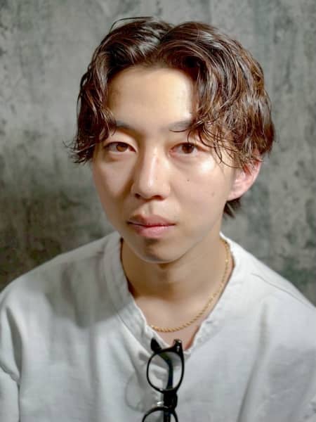 仕事にも合う大人のセンターパートパーマ