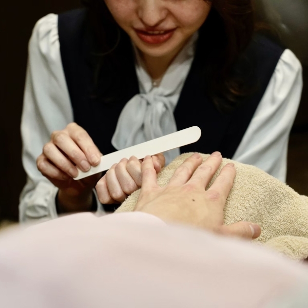 指先まで清潔感を！磨くタイプのネイルケア