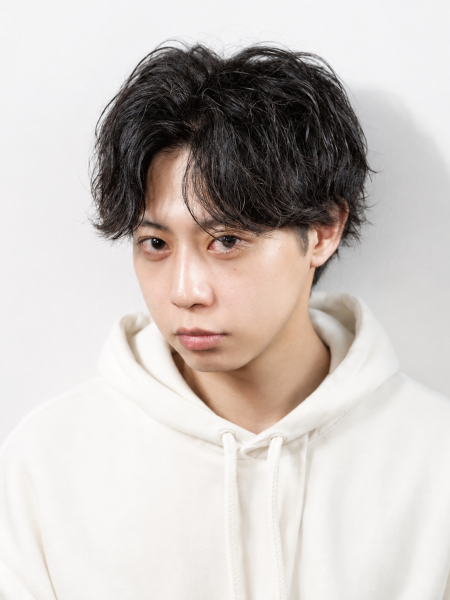 黒髪で決まる大人のメンズパーマ