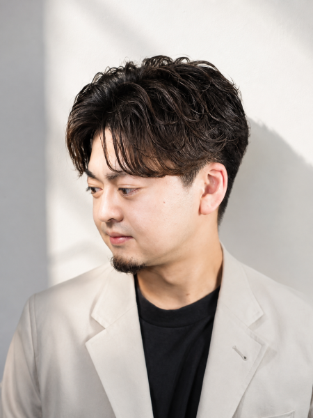 大人の色気を出すセンターパート