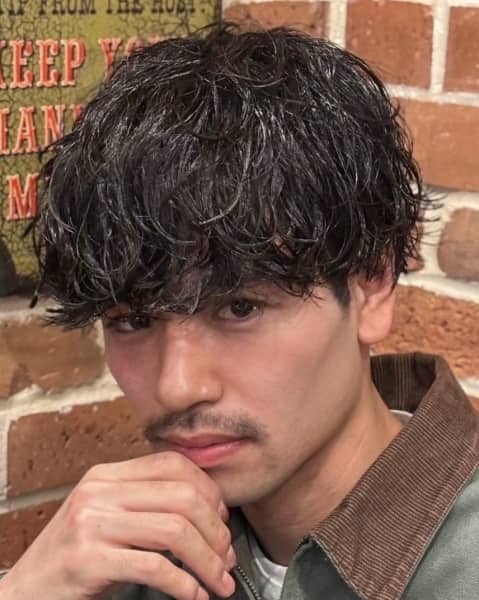 色気漂うラフな波巻きパーマ
