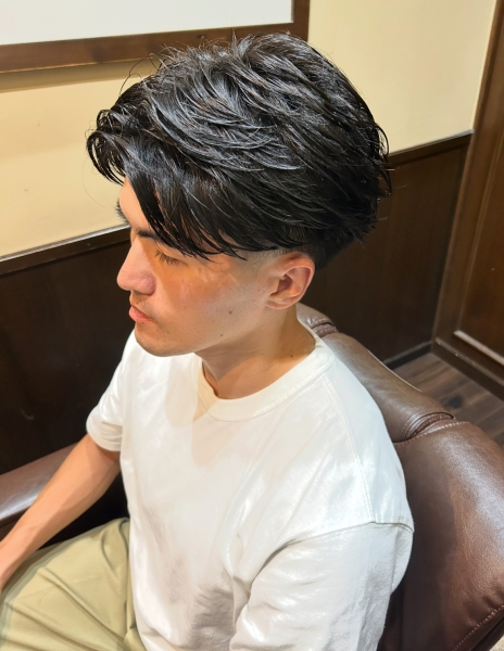 テーパーフェード×センターパートで、清潔感のある大人スタイル